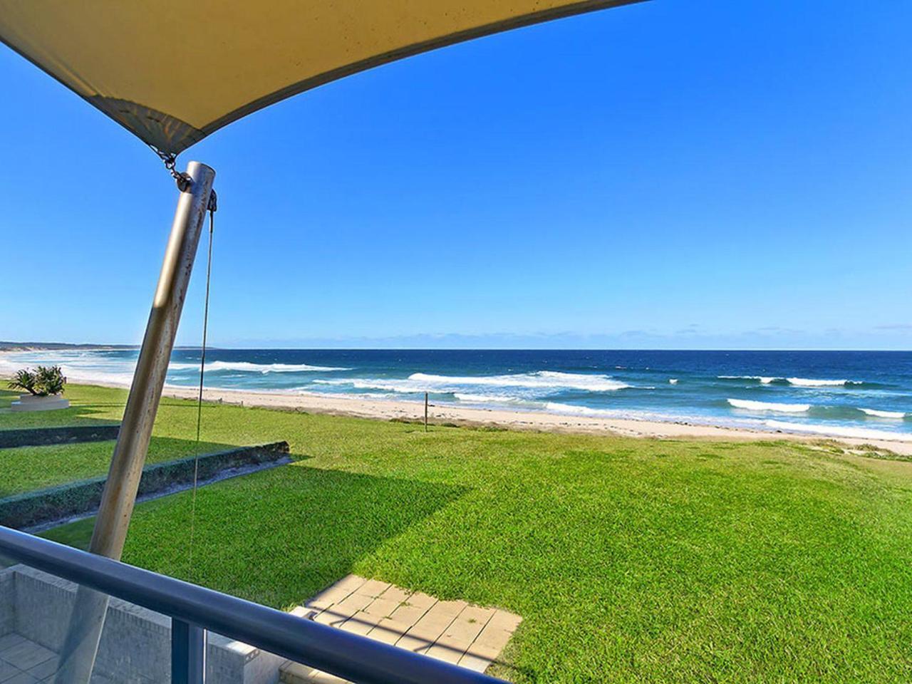 Beach Front Luxury Entrance Exterior photo