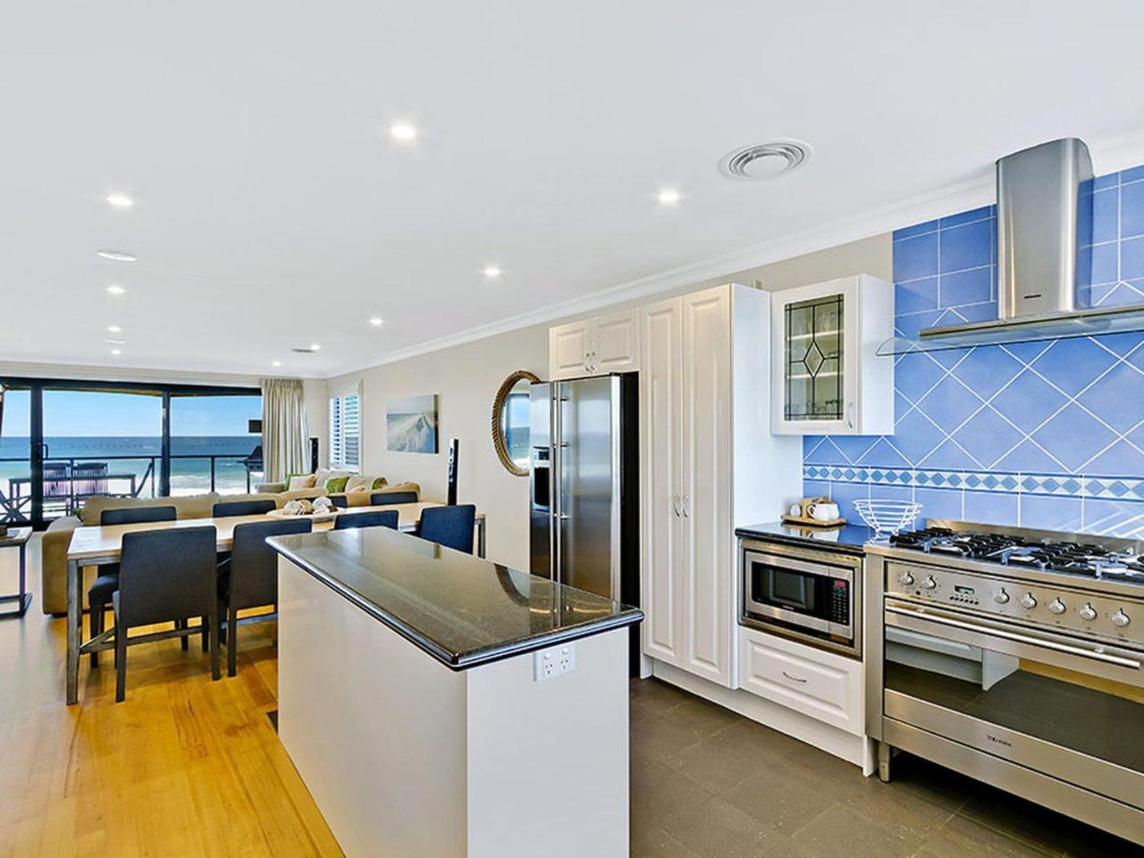 Beach Front Luxury Entrance Exterior photo