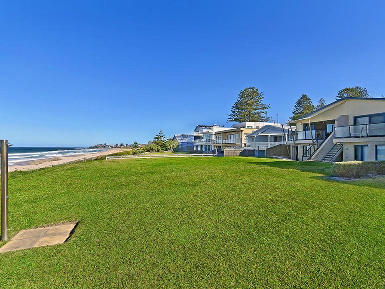 Beach Front Luxury Entrance Exterior photo